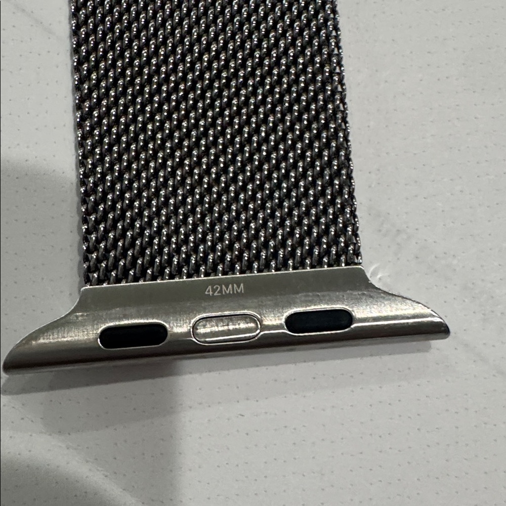 Original elegant APPLE Silver Mesh Watch Band 42mm magnetic closure - Picture 3 of 4